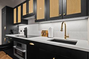 Η κουζίνα ή μικρή κουζίνα στο Freeman 701 by Rove Studio with Shared Amenities