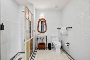 Ένα μπάνιο στο Freeman 701 by Rove Studio with Shared Amenities