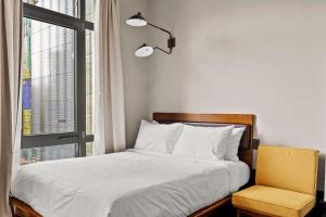 Ένα ή περισσότερα κρεβάτια σε δωμάτιο στο Freeman 701 by Rove Studio with Shared Amenities +21 φωτογραφίες