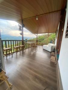 a large screened porch with a view of the mountains at Cabaña el mirador del aguila in Quebradanegra