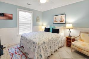 泰比岛13th Perfection的带床和椅子的卧室