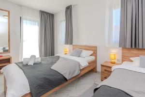 Postel nebo postele na pokoji v ubytování Villa Dalmatia, new modern villa with swimming pool near Zadar + 25 fotografií