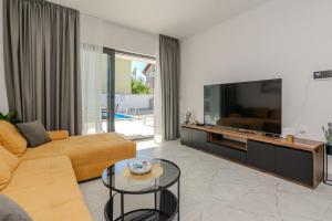 TV a/nebo společenská místnost v ubytování Villa Dalmatia, new modern villa with swimming pool near Zadar