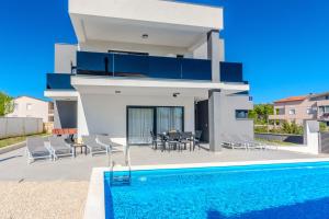 Bazén v ubytování Villa Dalmatia, new modern villa with swimming pool near Zadar nebo v jeho okolí