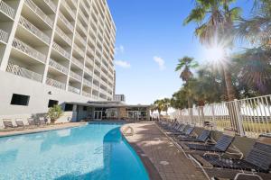 オレンジビーチにあるTidewater 408のホテルのスイミングプール(椅子付)と建物