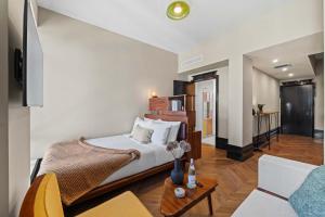 een slaapkamer met een bed en een woonkamer bij Freeman 901 by Rove Studio with Shared Amenities in New York