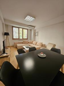 Χώρος καθιστικού στο Lovely square apartment Purple Velvet 43 Macedonia Stree