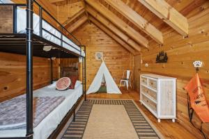 Postel nebo postele na pokoji v ubytování Hot Tub WiFi Firepit HazelBrook Haven