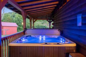 Fotografie z fotogalerie ubytování Hot Tub WiFi Firepit HazelBrook Haven v destinaci Hazel Green