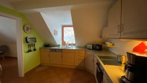 Kuchyň nebo kuchyňský kout v ubytování Wohnung im Grünen Haus Cara 90 qm 4 Zi Kü Bad