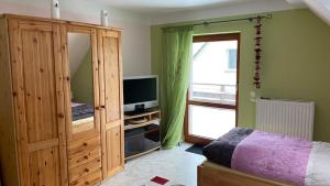 TV a/nebo společenská místnost v ubytování Wohnung im Grünen Haus Cara 90 qm 4 Zi Kü Bad