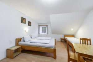 Ένα ή περισσότερα κρεβάτια σε δωμάτιο στο U Oslíka