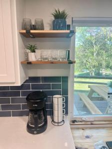 una macchinetta del caffè su un bancone in cucina di Cozy Cottage - Lakeview a Marmaros