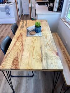 un tavolo di legno con una pianta in vaso sopra di Cozy Cottage - Lakeview a Marmaros