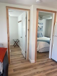 una camera da letto con un letto e una porta aperta di Cozy Cottage - Lakeview a Marmaros Altre 21 foto