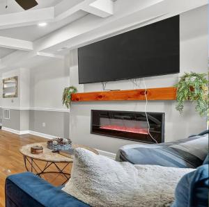 een woonkamer met een open haard en een flatscreen-tv bij Room to Rent in Baltimore