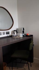 マラハイドにあるHidden Acres- Deluxe Double Roomのデスク(鏡付)、椅子が備わります。 +22枚の写真