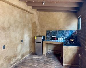 eine Küche mit einem Kühlschrank und einer Theke in der Unterkunft Galera centro de Tepoztlan in Tepoztlán