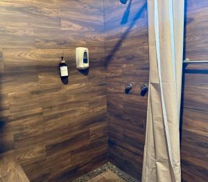 ein Bad mit einer Dusche und einem Seifenspender in der Unterkunft Galera centro de Tepoztlan in Tepoztlán + 17 Fotos