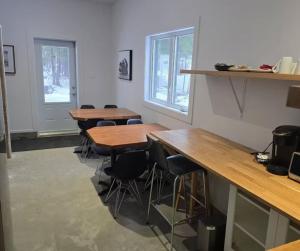 a row of tables and chairs in a room at Hebergement du grenier 2 0 in Notre-Dame-des-Monts