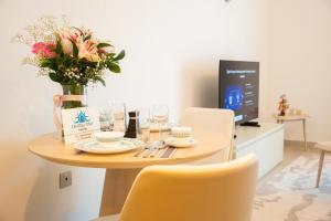 TV a/nebo společenská místnost v ubytování Luxury Yas Golf Studio Next to Yas Parks