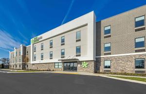 ein großes Bürogebäude mit einer Straße davor in der Unterkunft Extended Stay America Premier Suites - Nashville - Smyrna in Smyrna