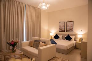 Posezení v ubytování Luxury Yas Golf Studio Next to Yas Parks + 19 fotografií