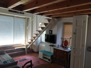 Una televisión o centro de entretenimiento en Studio Barb'n'Roll