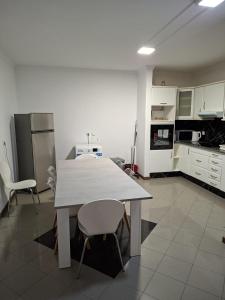 Η κουζίνα ή μικρή κουζίνα στο Geovanny house