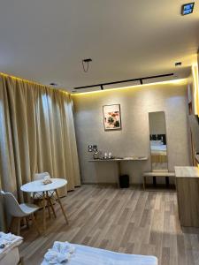 A kitchen or kitchenette at Grand Hotel - فندق جراند أوتيل