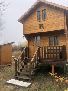 Το κτήριο όπου στεγάζεται  το κάμπινγκ