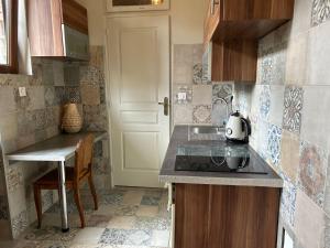 Una pequeña cocina con fregadero y estufa. en Vasso, en Nancy