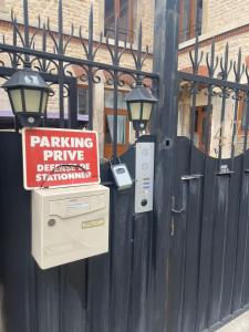 Un surtidor de gasolina con un letrero en una cerca en Vasso, en Nancy