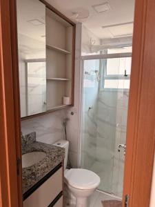 ein Badezimmer mit Dusche, Toilette und Waschbecken in der Unterkunft Seu Refúgio em São Luís MA in São Luís