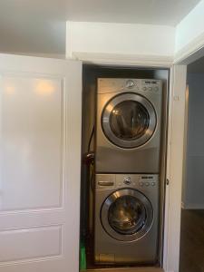 een keuken met een wasmachine en droger in de kamer bij Napaeno's Place - Home Away from Home in Kingston