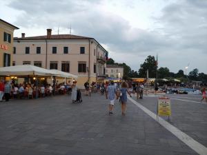 un grupo de personas caminando por una calle de la ciudad en Eli's House in Bardolino sul Garda, en Bardolino
