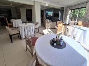 une salle à manger avec une table et des chaises dans l'établissement Alabaster Luxe Villa, à Langebaan