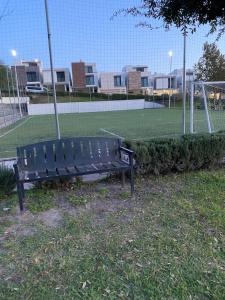 een parkbank voor een voetbalveld bij Habitación cómoda y agradable in Monterrey