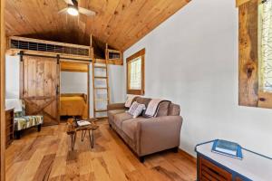 ein Wohnzimmer mit einer Couch und einem Etagenbett in der Unterkunft Hot Tub - Sit and Stay Cabin in Red River Gorge KY in High Falls
