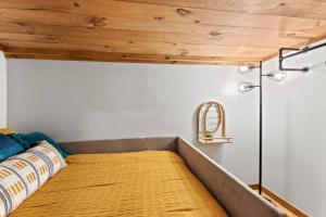 Ένα ή περισσότερα κρεβάτια σε δωμάτιο στο Hot Tub - Sit and Stay Cabin in Red River Gorge KY +20 φωτογραφίες