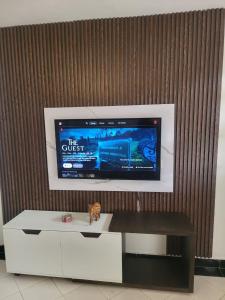 TV a/nebo společenská místnost v ubytování Kim's Executive Two-Bedroomed Apartment