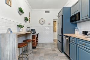 Köök või kööginurk majutusasutuses 4BR apartment Steps to beach Wifi & Nightlife