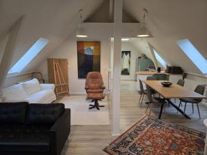 un soggiorno con un divano e un tavolo di Auszeit im Backhuus a Teschendorf