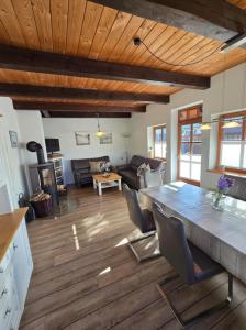 un salon avec une table et un canapé dans l'établissement Haus am Meer, à Fehmarnsund