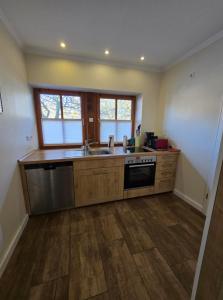 une cuisine avec un évier et une cuisinière dans l'établissement Haus am Meer, à Fehmarnsund 11 autres photos