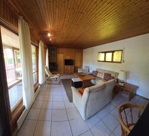 Avendorf auf FehmarnにあるRustikales Schwedenhausのソファとテーブルのあるリビングルーム