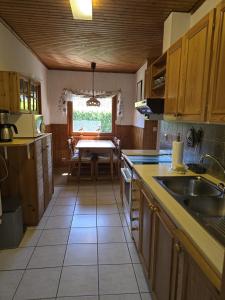 Avendorf auf FehmarnにあるRustikales Schwedenhausのテーブルとダイニングルームのあるキッチン +19枚の写真