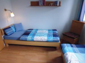 En eller flere senge i et værelse på Ferienhaus Koss 2