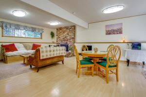 Posezení v ubytování Near Olympic NP and Beaches! Nature Lovers Retreat