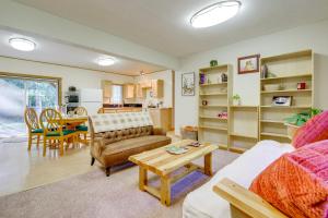 Posezení v ubytování Near Olympic NP and Beaches! Nature Lovers Retreat